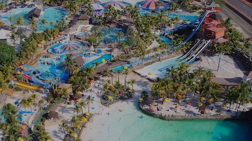Planeje sua visita ao parque aquático em Olímpia e aproveite águas termais, toboáguas radicais, piscinas de ondas e muito mais!