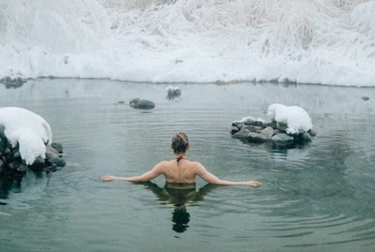 Benefícios das aguas termais As águas termais, com sua rica composição mineral e propriedades terapêuticas, oferecem diversos benefícios à saúde e ao bem-estar. Desde o alívio de dores musculares e problemas respiratórios até a melhora da saúde mental e da qualidade do sono, essas águas, como também Spa com ofurô e sala de massagem demonstram ser uma valiosa aliada em tratamentos médicos e práticas de autocuidado. Seu uso regular pode promover não apenas a recuperação física, mas também um estado geral de relaxamento e equilíbrio emocional.